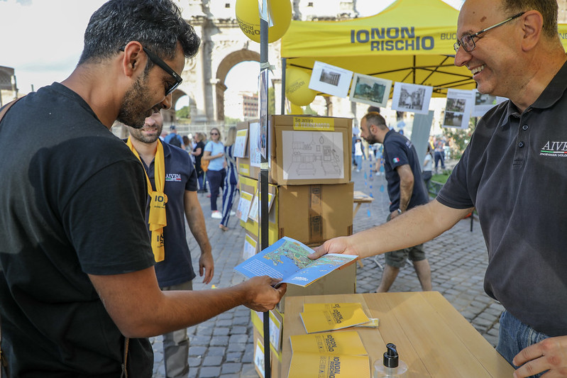 Un volontario e un cittadino in una piazza Io non rischio